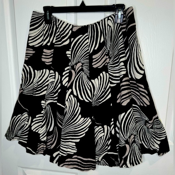 New York & Co. Black, Tan & White Fit & Flare Linen Blend Skirt. Size 8. - Picture 2 of 3